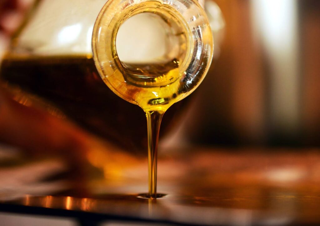 Warmes Öl für die ayurvedische Selbstmassage Abhyanga
